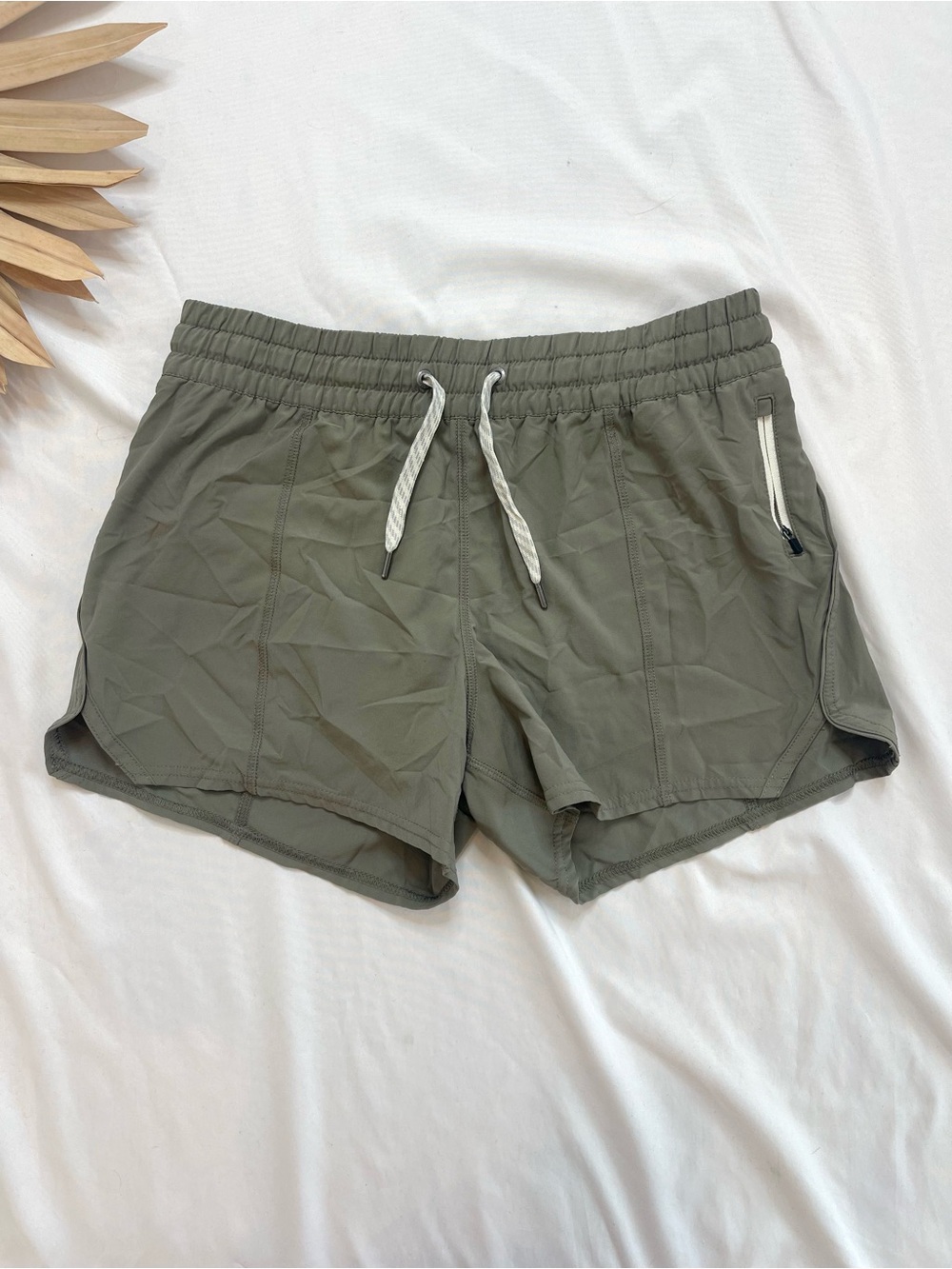 Vuori Clementine 4” Light Sage Oregano Green Athletic Lounge Shorts Size Medium